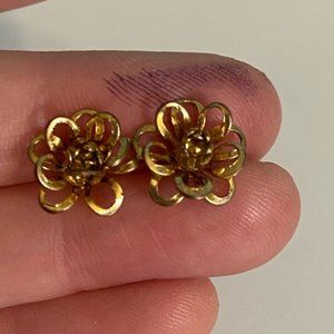 Women’s gold coloured flower stud earrings